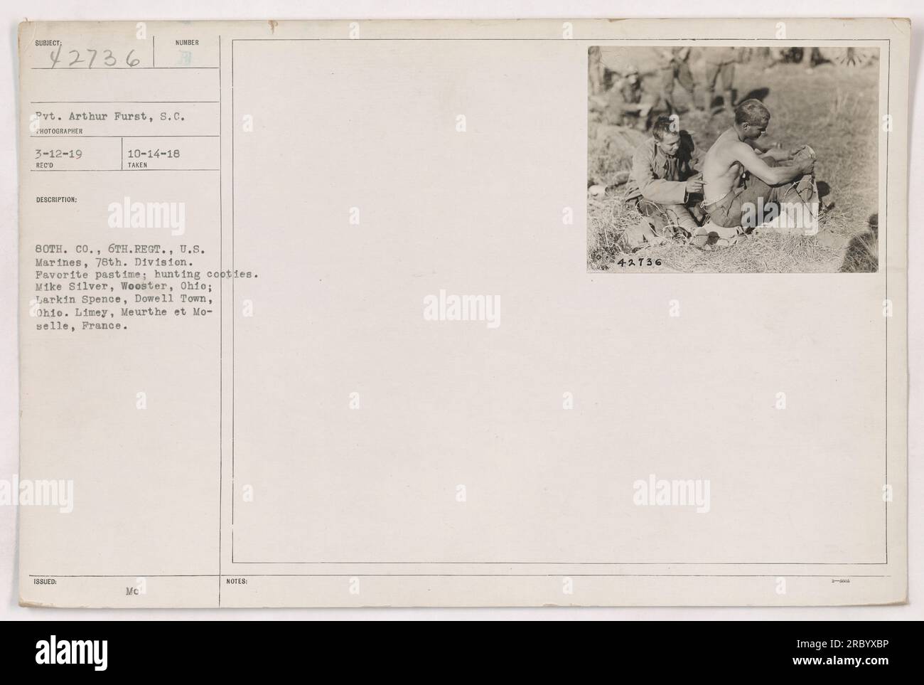 Arthur Furst, S.C., del 6th Regiment, U.S. Marines, 78th Division, è visto in questa fotografia datata 12 marzo 1919. Il passatempo preferito di Furst durante la sua permanenza a Limey, Meurthe et Moselle, in Francia, era alla ricerca di dolci. I suoi compagni in questa impresa erano Mike Silver di Wooster, Ohio, e Larkin Spence di Dowell Town, Ohio. Questa fotografia è stata inserita nei registri ufficiali con il numero 111-SC-42736 il 14 ottobre 1918. Foto Stock