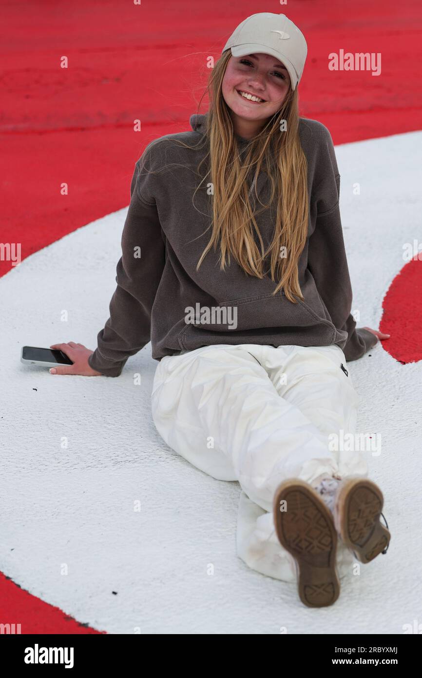 Una ragazza che è una F! I fan del Grand prix si sono seduti in pista dopo la e indossano un cappello a supporto di Lando Norris (GBR) del team McLaren F1 durante la F Foto Stock