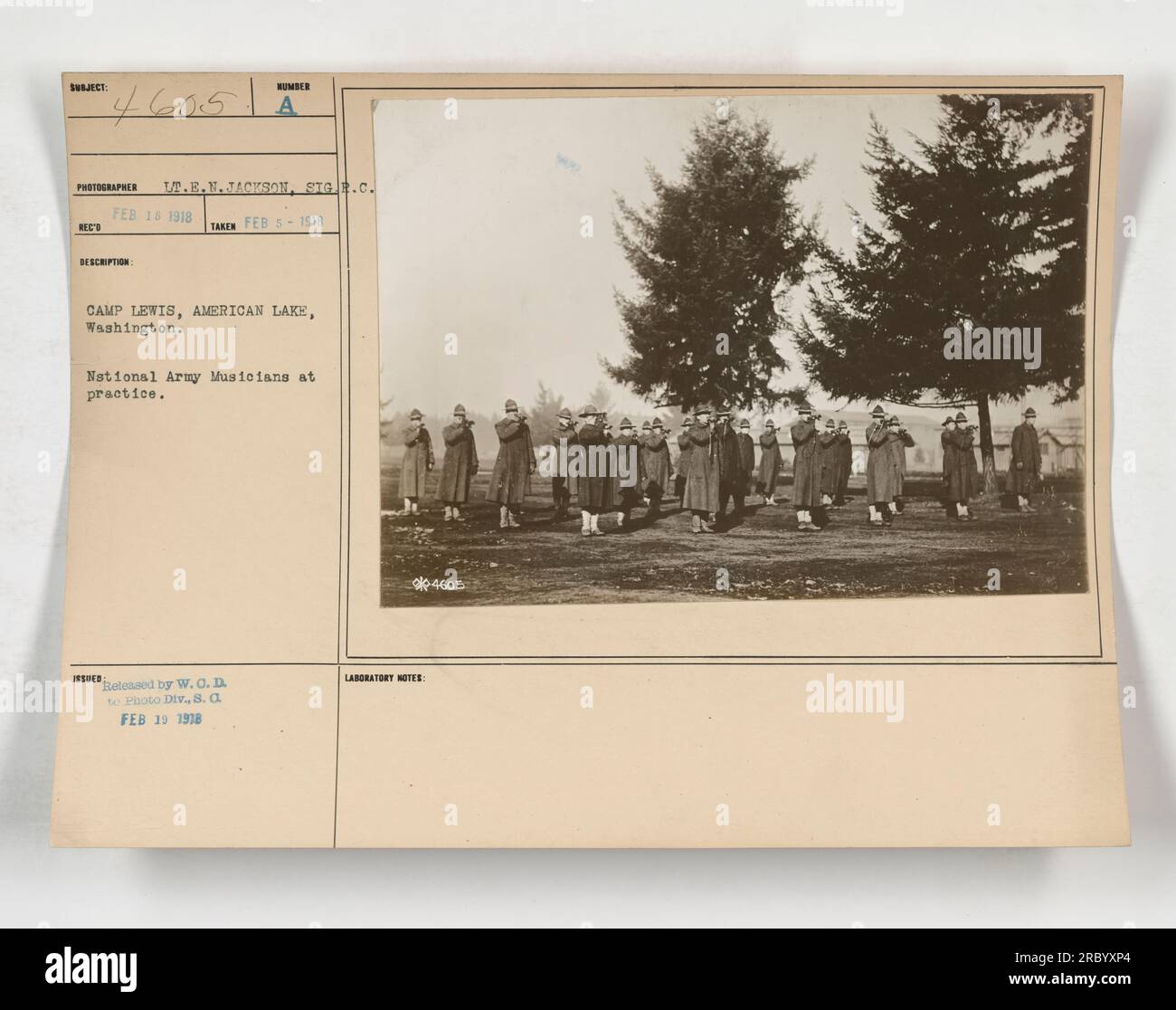 Fotografo T.E.N. Jackson catturò questa immagine il 5 febbraio 1918 a Camp Lewis, American Lake, Washington. La fotografia raffigura i musicisti dell'esercito nazionale durante la loro sessione di pratica. L'immagine è stata rilasciata dalla W.O.D. alla Photo Division il 18 febbraio 1918. Foto Stock