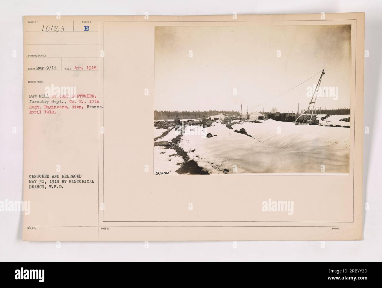 Segheria a Camp Mortumier, a Gien, Francia. Questa foto è stata scattata nell'aprile 1918 da un fotografo dello studio di Reco May. Mostra il dipartimento forestale della Co. E, 10° Reggimento degli ingegneri. L'immagine è stata pubblicata, censurata e pubblicata da The Historical Branch, W.P.D il 31 maggio 1918. Foto Stock