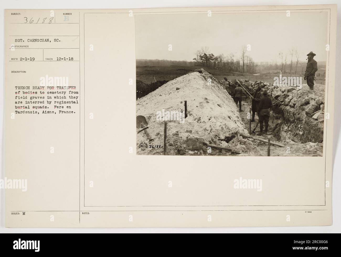 I soldati americani a Fere en Tardenois, Aisne, Francia preparano una trincea per il trasferimento dei corpi dalle tombe di campo al cimitero. La fotografia, scattata dal sergente Carnochan, mostra le squadre di sepoltura del reggimento che svolgono i loro compiti il 12 gennaio 1918. Questa immagine è numerata B 18SUED M (identificata come parte della serie B e assegnata al numero 18SUED M). Foto Stock