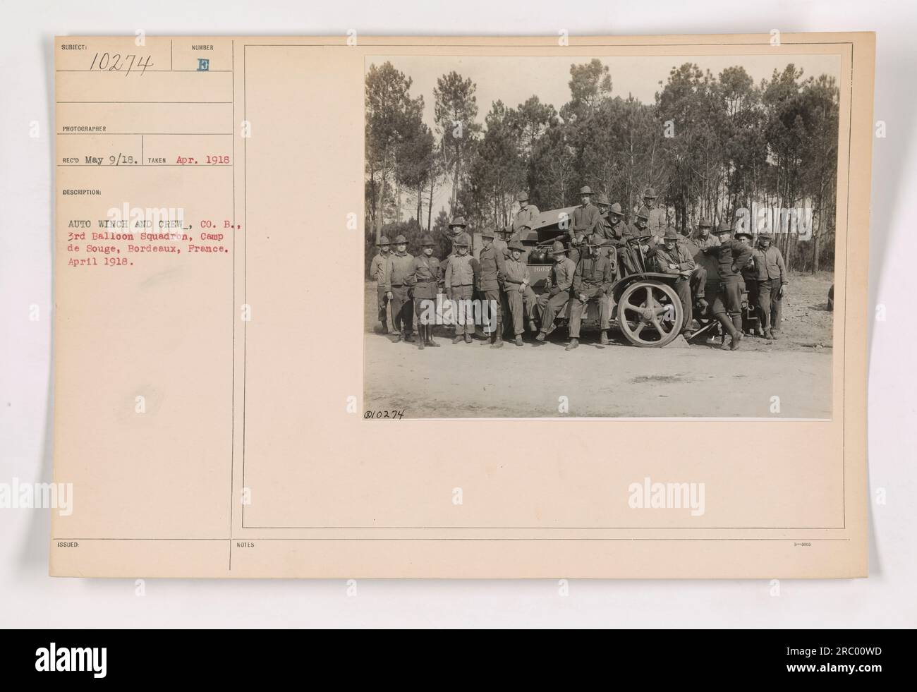 Un verricello per auto e un equipaggio di Co. B, 3rd Balloon Squadron, Camp de Souge a Bordeaux, Francia. La fotografia è stata scattata nell'aprile 1918 e gli è stato assegnato il numero di identificazione 111-SC-10274. È stato ricevuto dal fotografo il 9 maggio 1918. Foto Stock