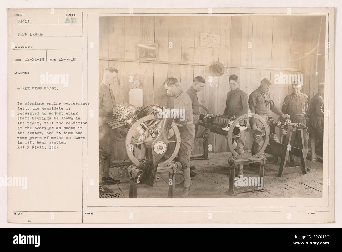 Soldato che regola i cuscinetti dell'albero motore durante un test delle prestazioni del motore dell'aereo a Kelly Field, Texas. Il Trade test Board valuta la capacità del soldato di regolare i cuscinetti, determinarne le condizioni e identificare le parti del motore. Fotografia scattata il 7 dicembre 1918 e ricevuta dal fotografo DMA il 21 dicembre 1918. Foto Stock