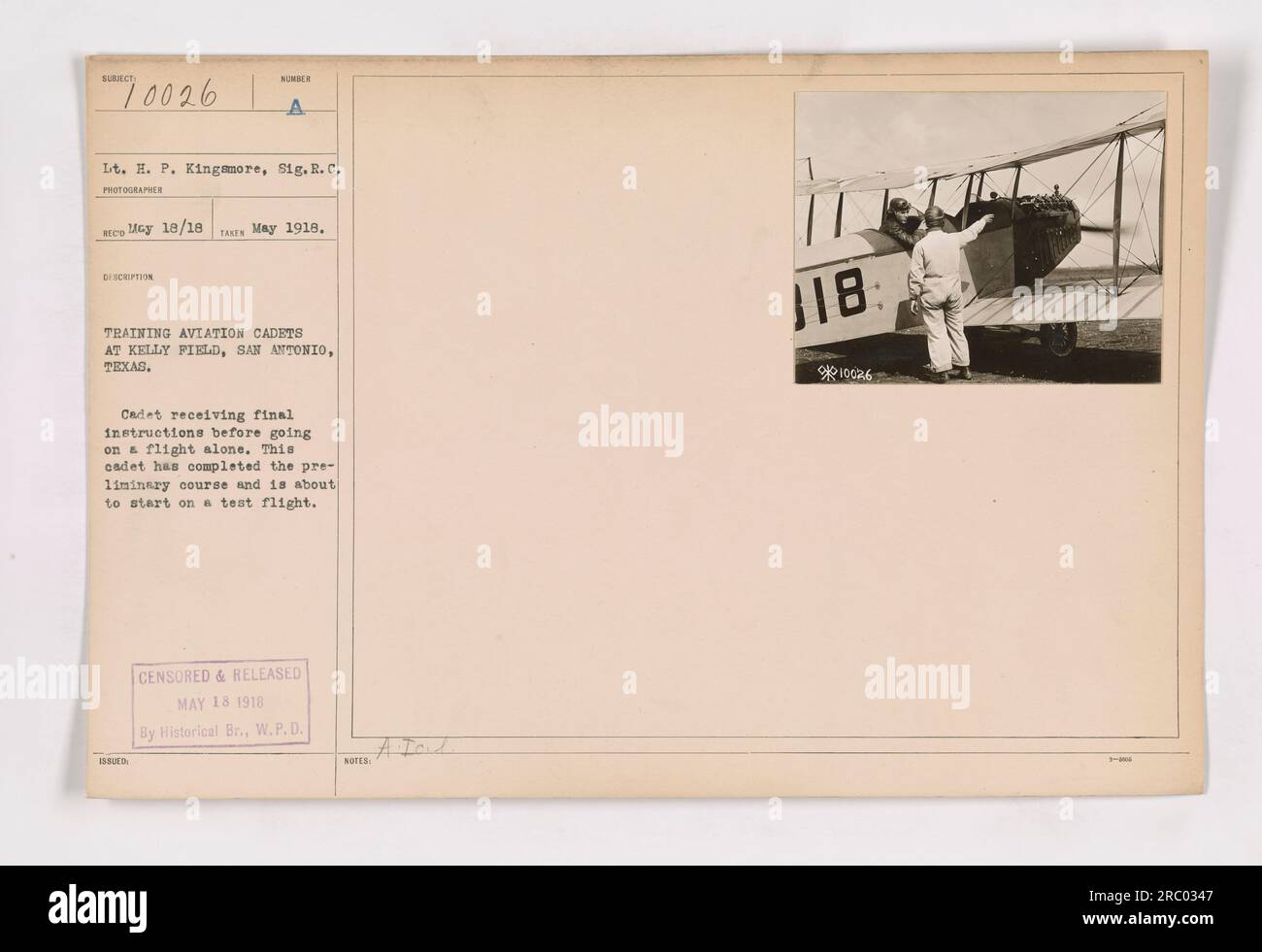 Cadetto di aviazione a Kelly Field, San Antonio, Texas, ricevendo le istruzioni finali prima di volare da solo. Questo cadetto ha terminato il corso preliminare e sta per iniziare un volo di prova. La foto è stata scattata il 18 maggio 1918 dal tenente H. P. Kingmore, Sig. R. C. come parte delle attività di addestramento per l'esercito americano durante la prima guerra mondiale Censurato e rilasciato lo stesso giorno dallo Historical Branch, W.P.D. Foto Stock