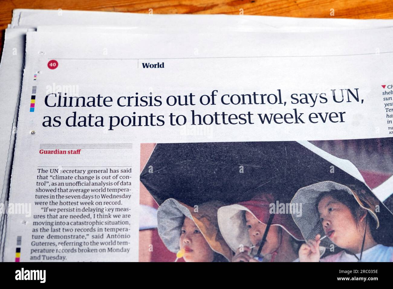 "La crisi climatica fuori controllo afferma l'ONU come data point to hot week ever", titolo del quotidiano Guardian World Heatwave articolo 8 luglio 2023 Londra Regno Unito Foto Stock