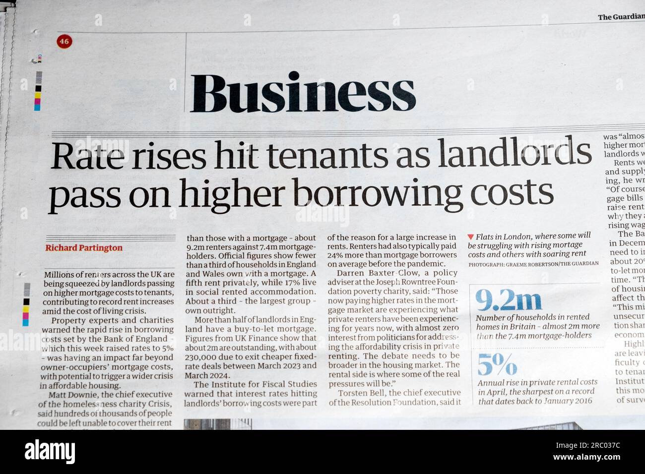 "Gli aumenti dei tassi hanno colpito gli inquilini mentre i proprietari trasferiscono i costi di prestito più elevati" titolo del quotidiano Guardian Business Cost of Living Crisis 25 giugno 2023 Londra Regno Unito Foto Stock