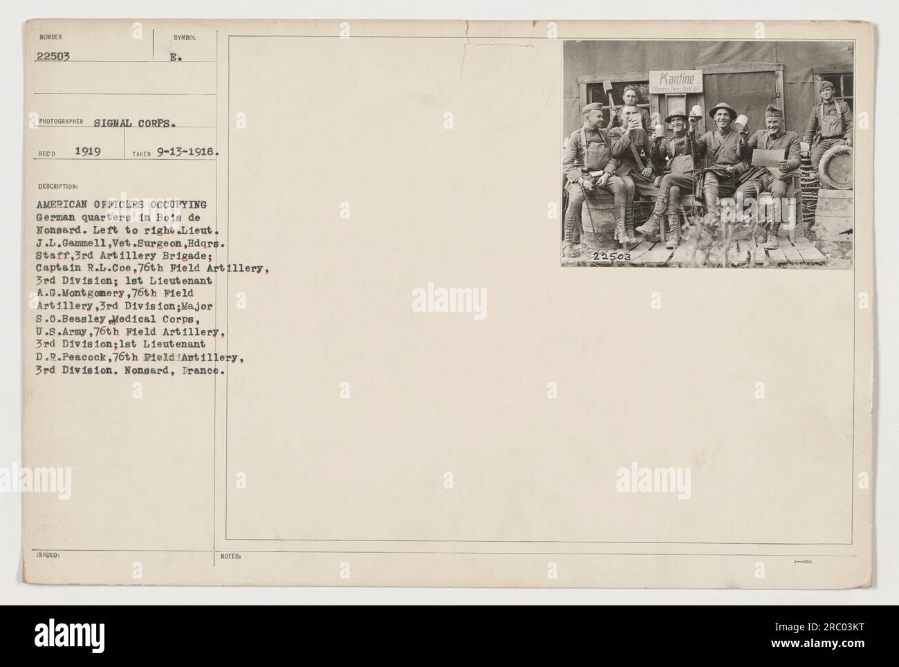 Ufficiali americani che occupano i quartieri tedeschi a Bois de Nonsard, in Francia. Da sinistra a destra: Tenente J.L. Gammell, capitano R.L. CoE, primo tenente A.G. Montgomery, maggiore S.O. Beasley, tenente D.R. Peacock. Fotografia scattata il 13 settembre 1918. Immagine dalle fotografie delle attività militari americane durante la prima guerra mondiale. Foto Stock