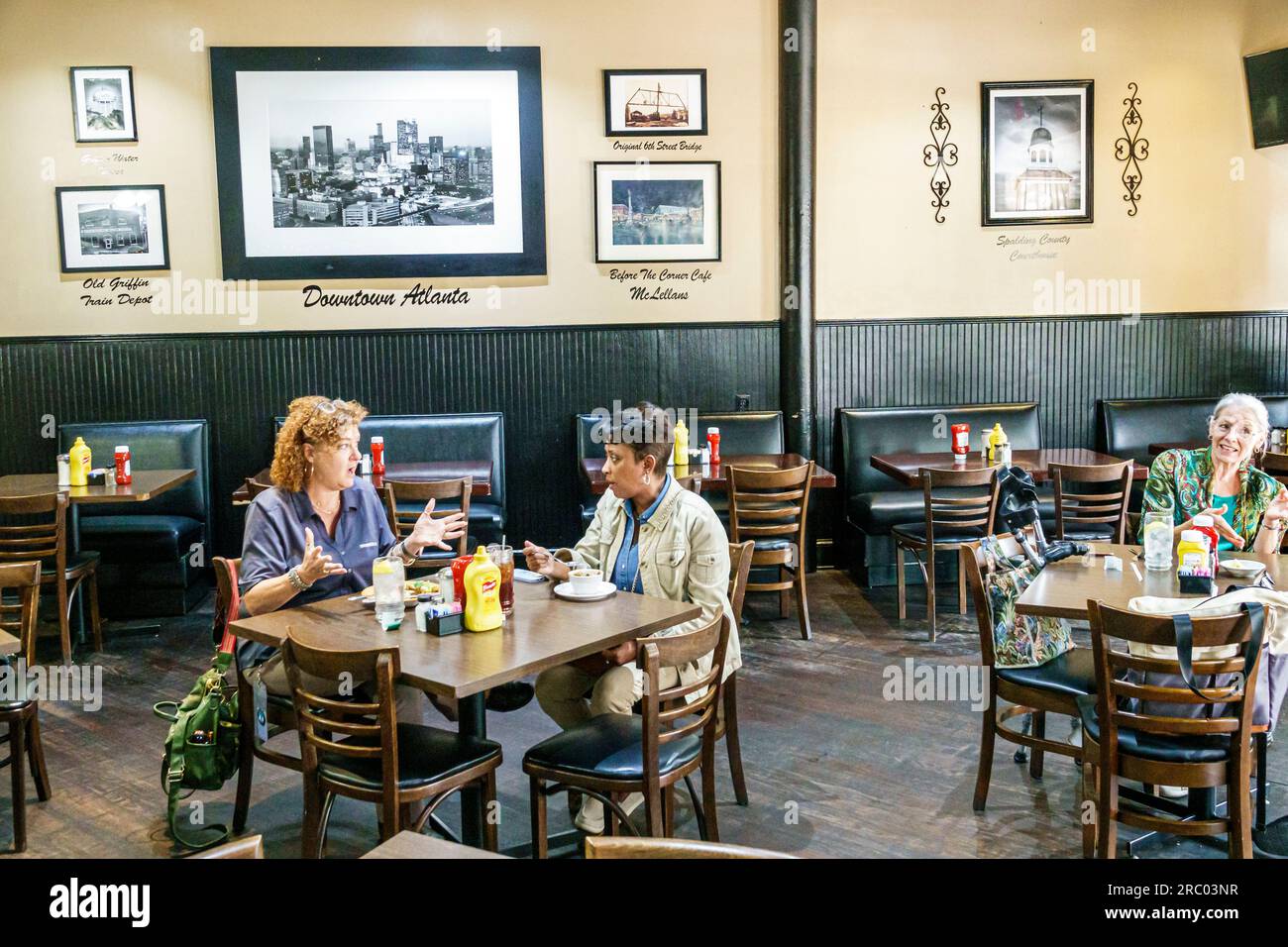 Griffin Georgia, Corner Cafe all'interno, Black African American Woman Dining, ristoranti, ristoranti dove mangiare fuori, Cafe Cafe' informali, bist Foto Stock