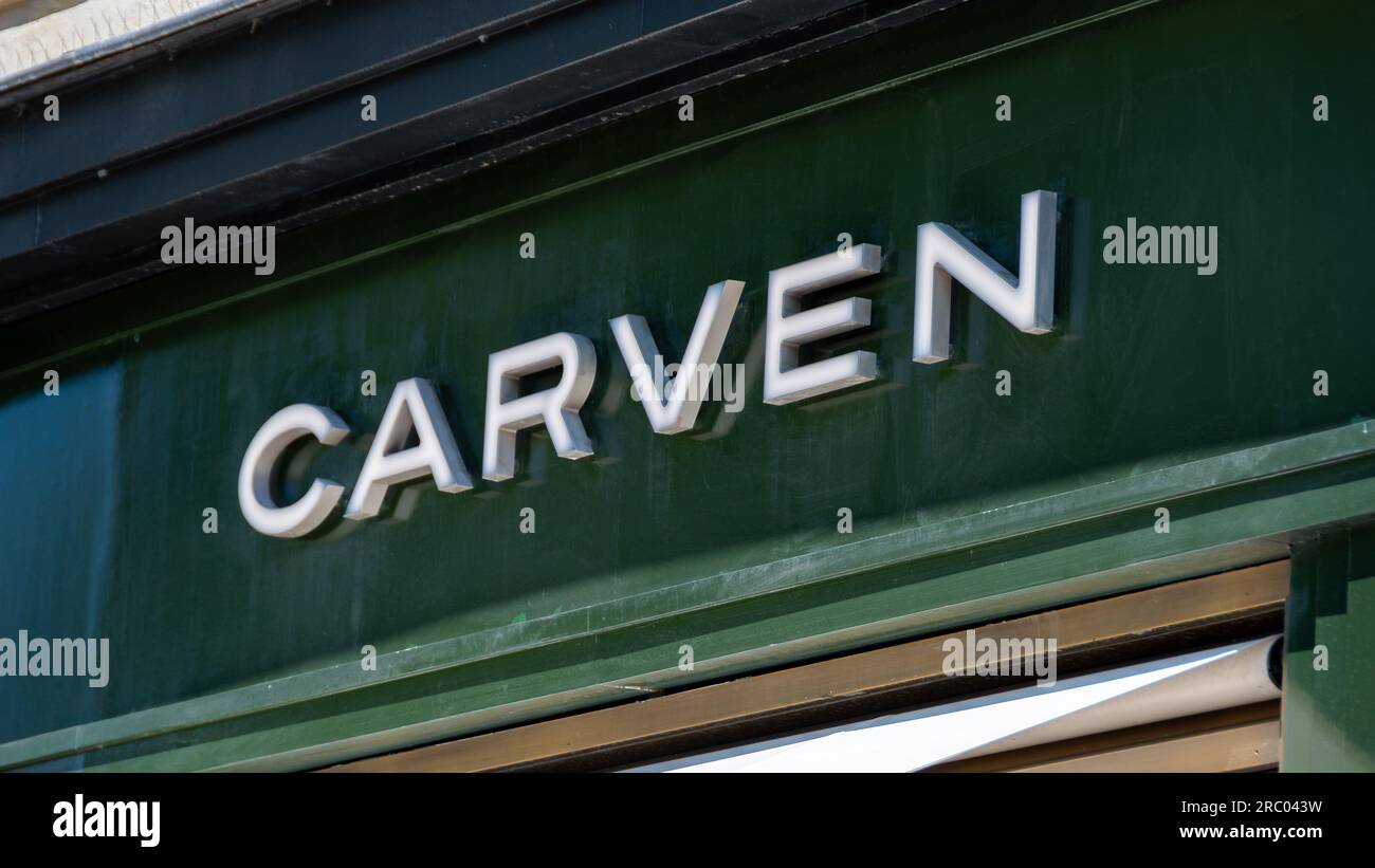 Insegna commerciale di una boutique Carven nel quartiere Champs-Elysees di Parigi, Francia. Carven è un marchio francese di abbigliamento di moda pronto all'uso Foto Stock