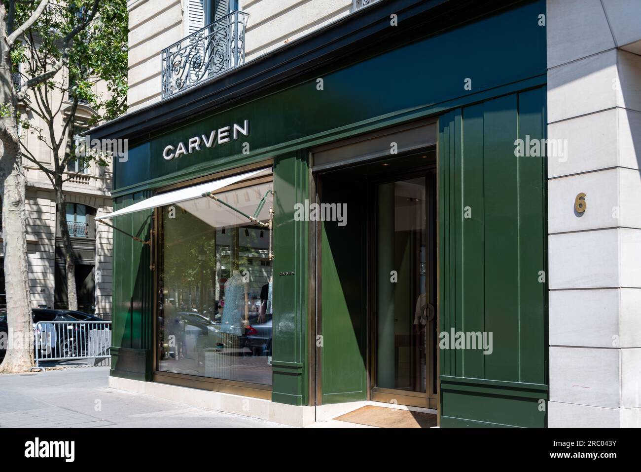 Vista esterna di una boutique Carven nel quartiere Champs-Elysees di Parigi, Francia. Carven è un marchio francese di abbigliamento di moda pronto all'uso Foto Stock