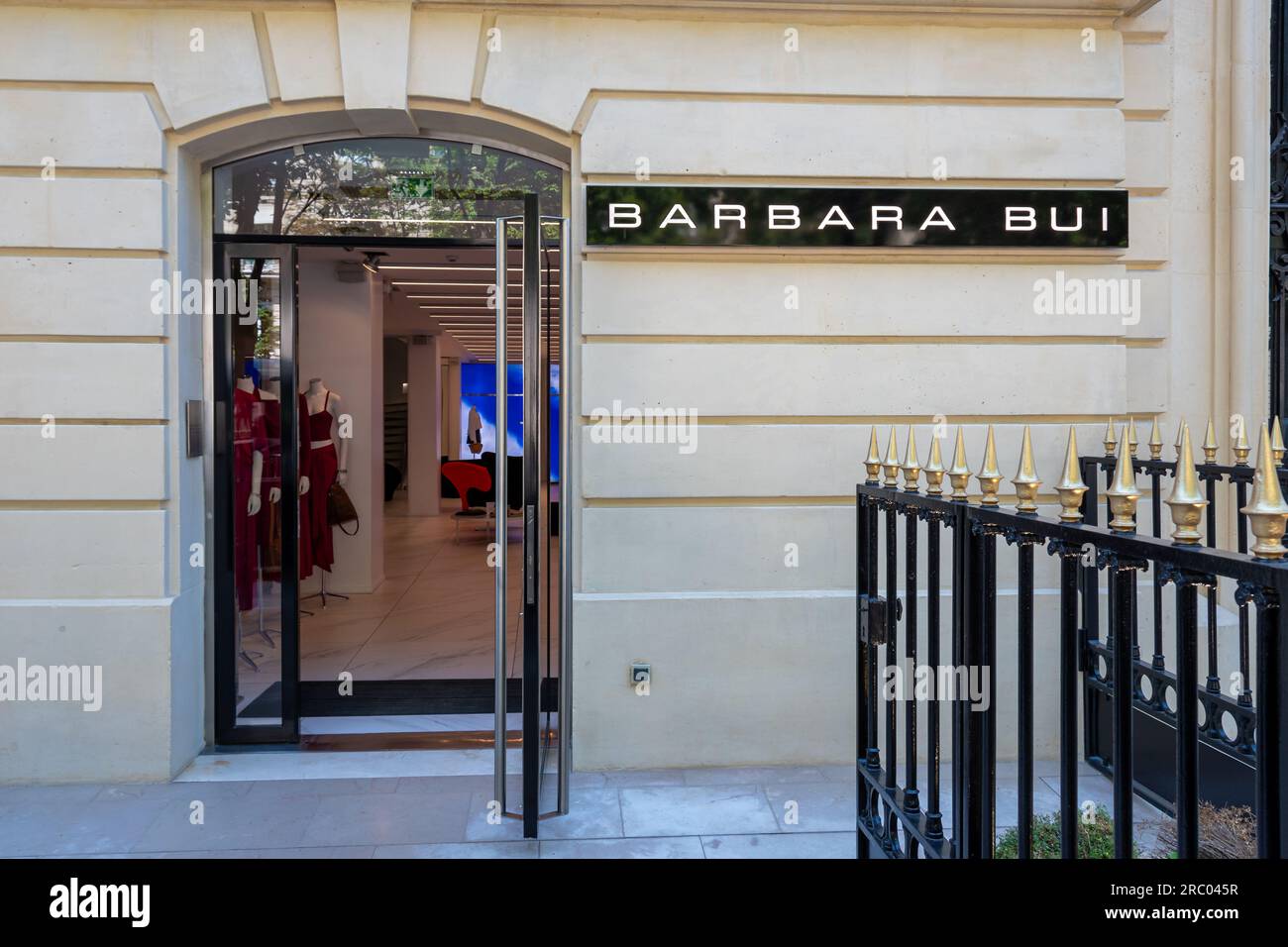 Vista esterna di una boutique Barbara bui nel quartiere Champs-Elysees di Parigi, Francia. Barbara bui è un marchio francese di abbigliamento pronto all'uso femminile Foto Stock