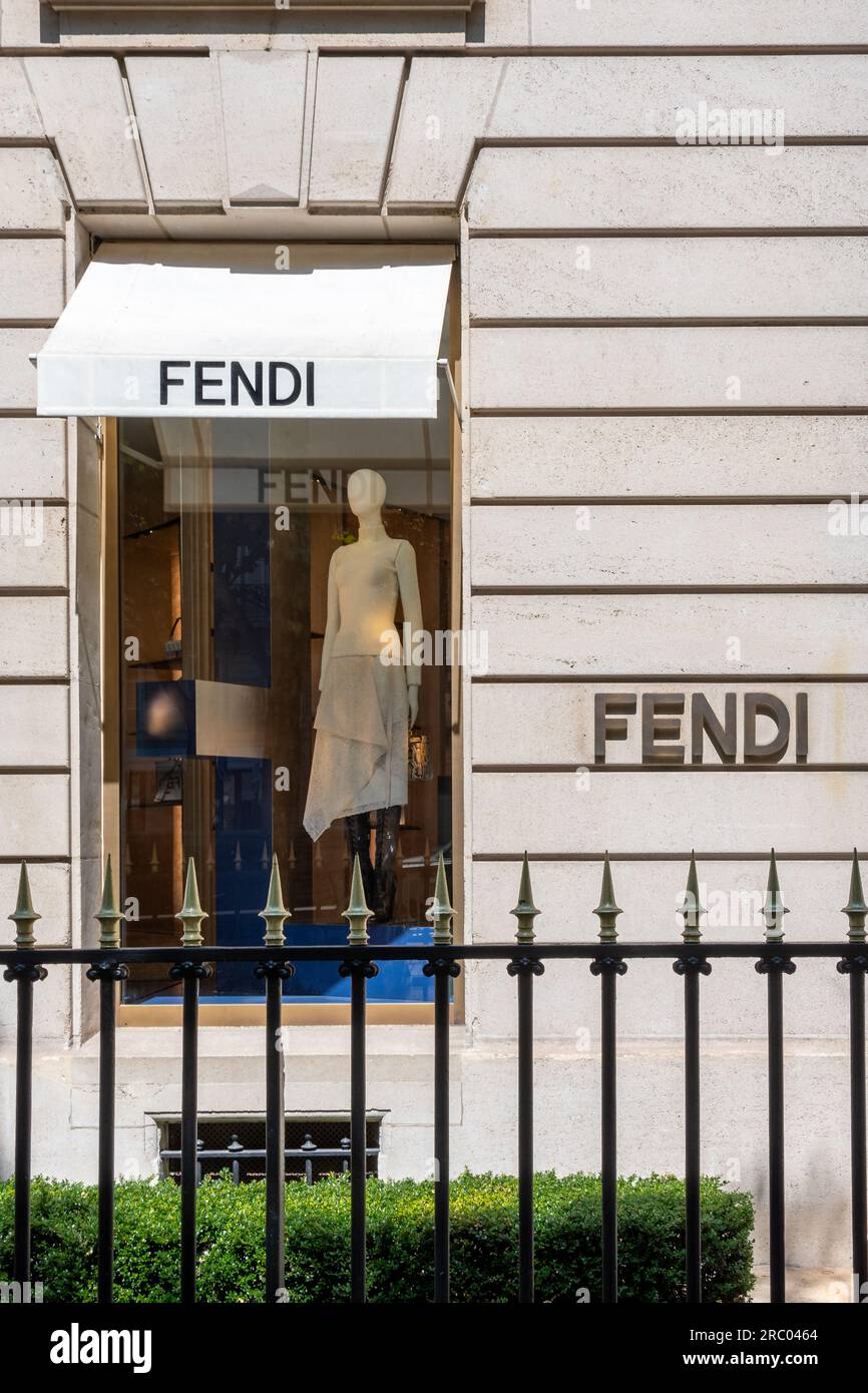Vista esterna di un negozio Fendi nel quartiere Champs-Elysees di Parigi, Francia. Fendi è un marchio italiano specializzato in moda e lusso Foto Stock
