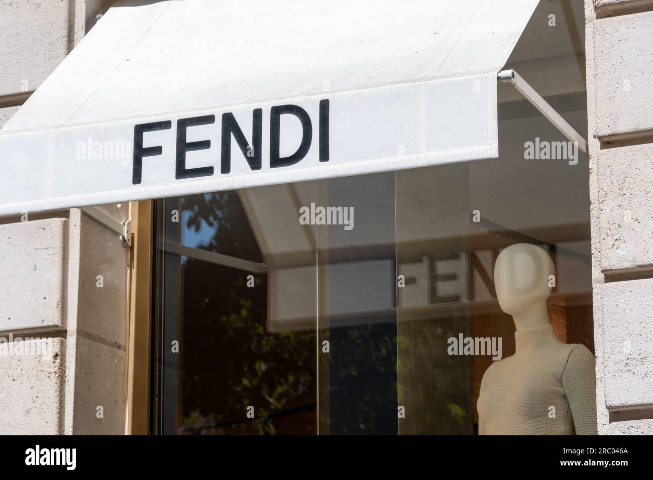 Vista esterna di un negozio Fendi nel quartiere Champs-Elysees di Parigi, Francia. Fendi è un marchio italiano specializzato in moda e lusso Foto Stock