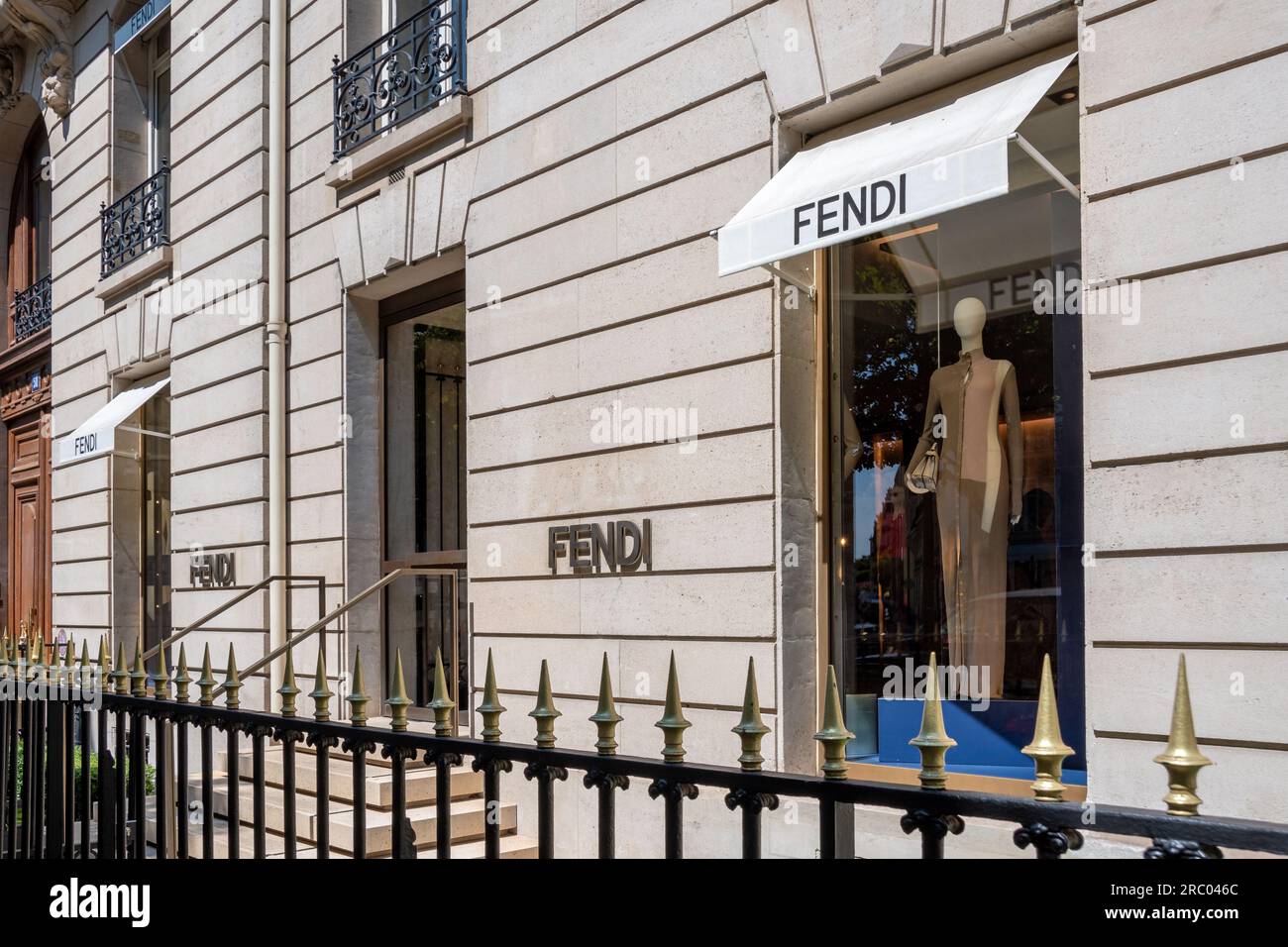 Vista esterna di un negozio Fendi nel quartiere Champs-Elysees di Parigi, Francia. Fendi è un marchio italiano specializzato in moda e lusso Foto Stock