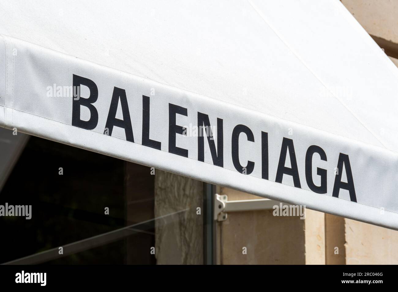 Tendone di una boutique Balenciaga nel quartiere Champs-Elysees di Parigi, Francia Foto Stock