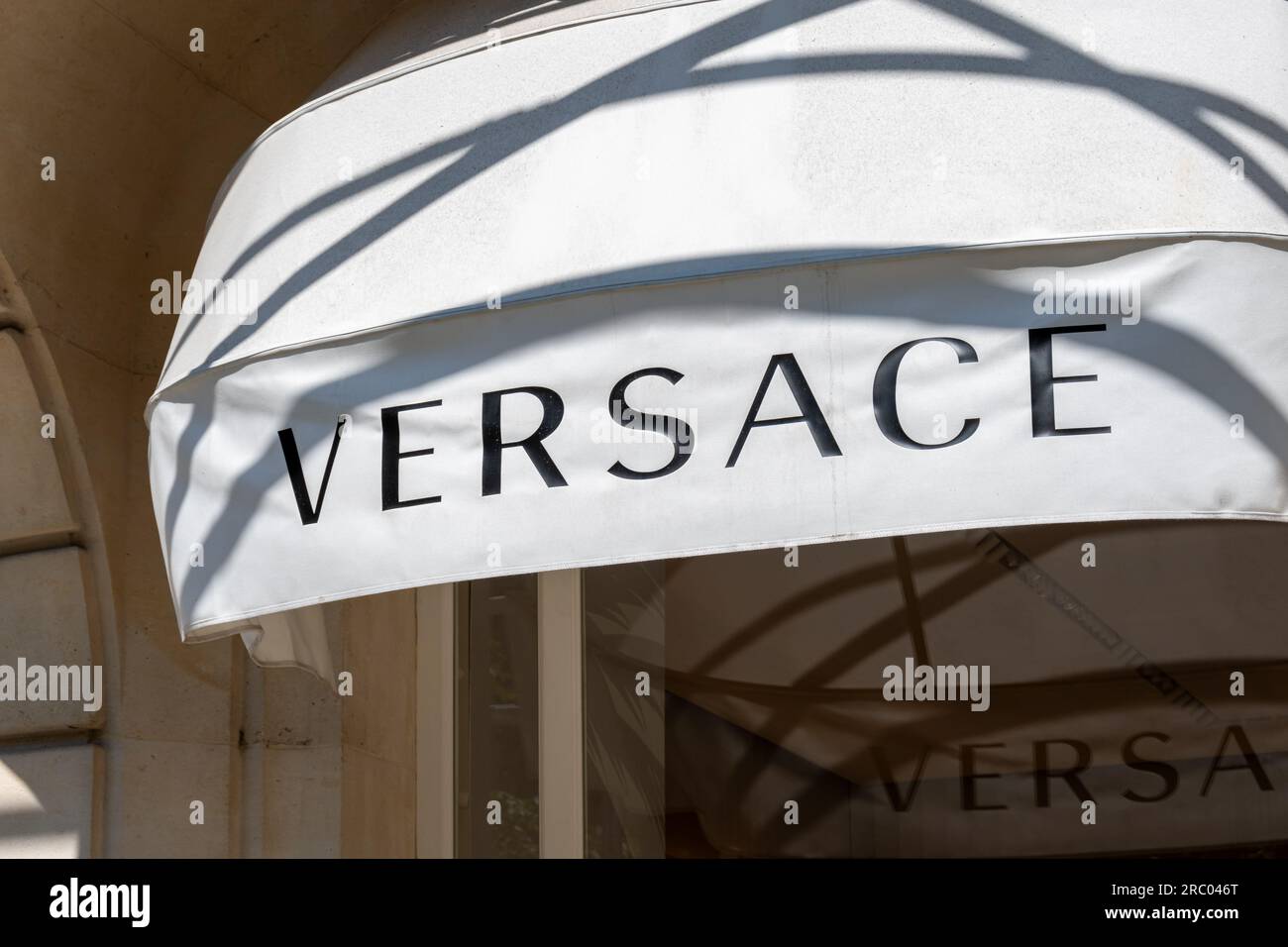 Tendone esterno di un negozio Versace nel quartiere Champs-Elysees di Parigi, Francia. Versace è un marchio italiano specializzato in moda e lusso Foto Stock