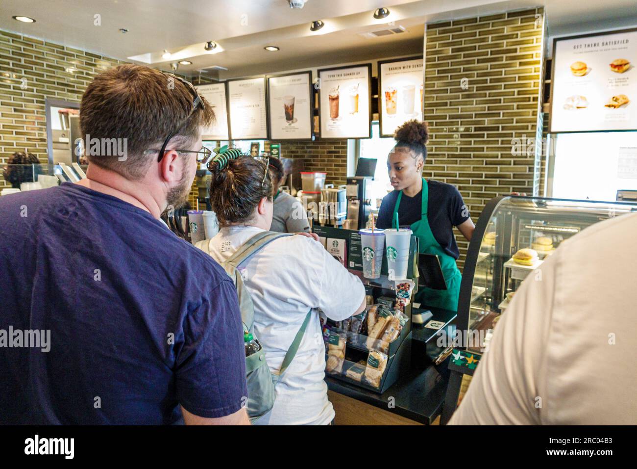 Atlanta Georgia, Starbucks Coffee, interno, coda in coda, bancone d'attesa clienti che ordinano, baristi, donna afro-americana nera Foto Stock
