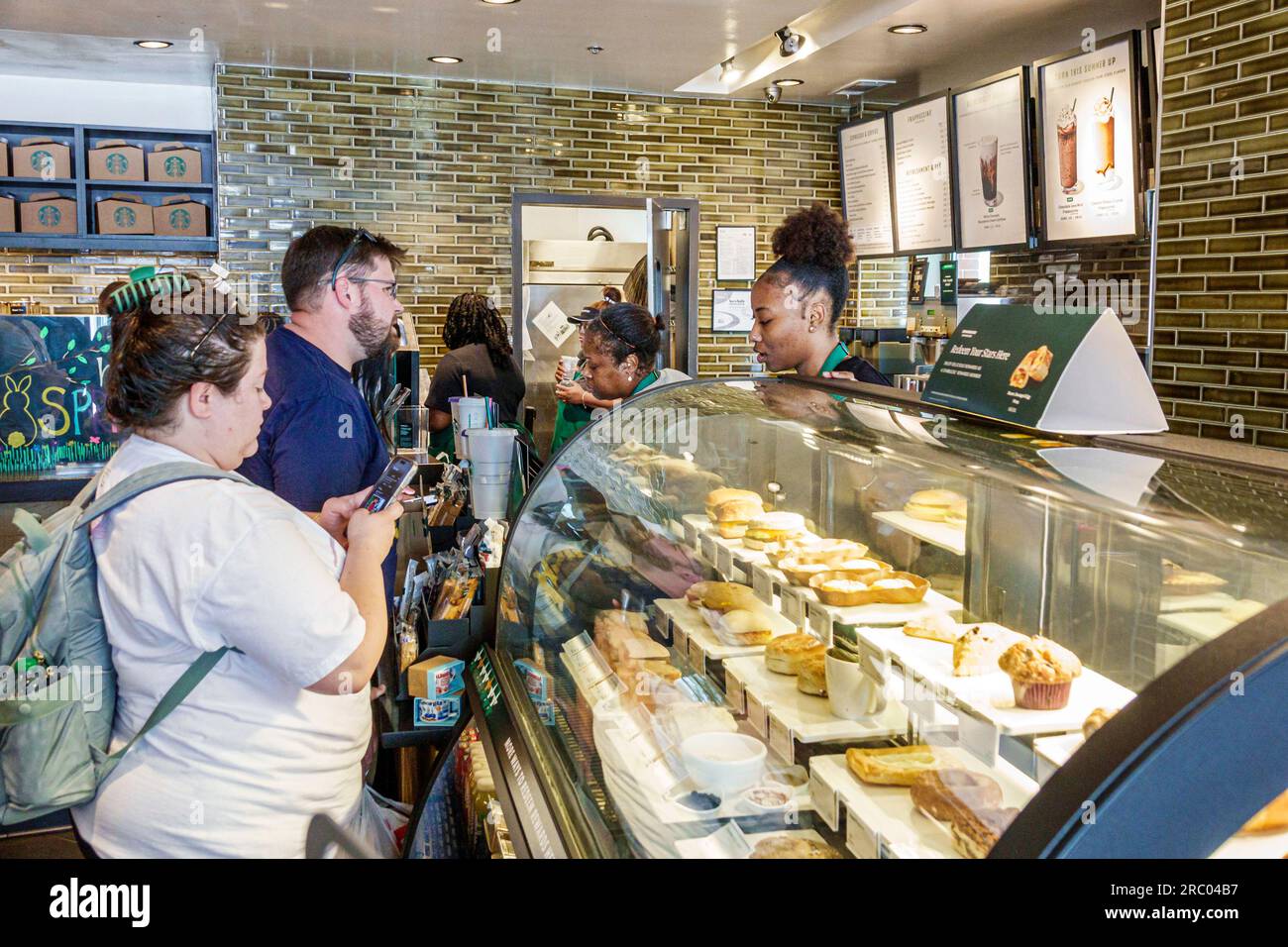 Atlanta Georgia, Starbucks Coffee, interno, coda in coda, bancone d'attesa clienti che ordinano, baristi, donna afro-americana nera Foto Stock