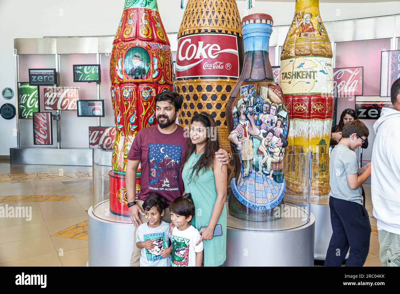 Atlanta, Georgia, mostra del World of Coca-Cola, interni interni, famiglia asiatica mediorientale, ragazzi, figli, foto in posa Foto Stock