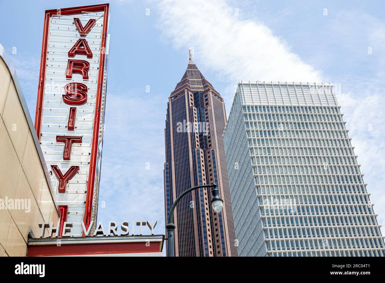 Atlanta Georgia, insegna del ristorante Varsity, alti grattacieli grattacieli, alti edifici, skyline urbano cittadino, architettura Foto Stock