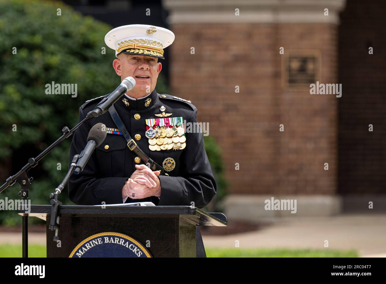 Washington, Stati Uniti d'America. 10 luglio 2023. Washington, Stati Uniti d'America. 10 luglio 2023. STATI UNITI Comandante del corpo dei Marines il generale David H. Berger fa osservazioni mentre rinuncia al comando del corpo dei Marines al suo ritiro a Marine Corps Barrack, il 10 luglio 2023 a Washington, DC Credit: PO1 Alexander Kubitza/DOD/Alamy Live News Foto Stock