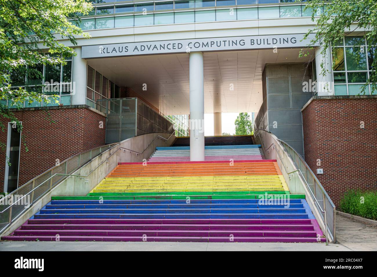 Atlanta Georgia, Georgia Tech Institute of Technology campus, Klause Advanced Computing Building, scalini dipinti con arcobaleno, murale che riconosce la comunità LGBTQ, Foto Stock