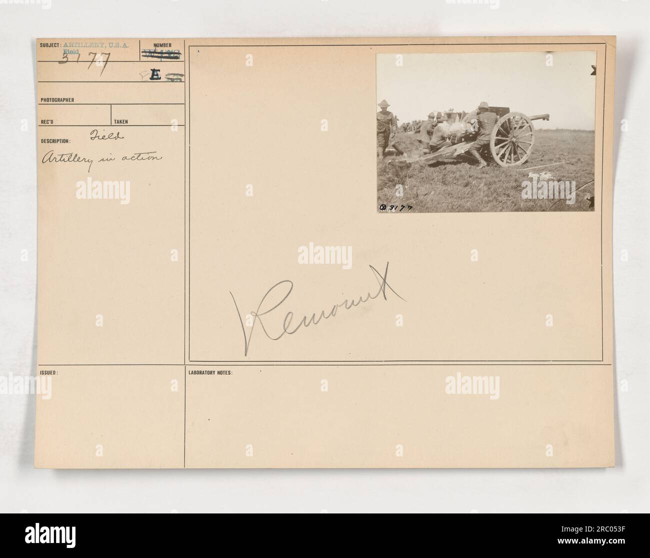 Artiglieria da campo in azione durante la prima guerra mondiale. La fotografia mostra i soldati d'artiglieria degli Stati Uniti che gestiscono l'attrezzatura. Foto scattata da REC Kleid e pubblicata sotto 177 SOGGETTO: ARTIGLIERIA, U.S.A. RIASSEMBLARE LE NOTE DI LABORATORIO: E @3177. Foto Stock