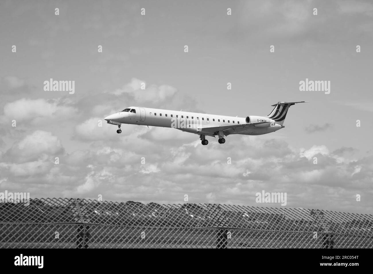 Un Embraer Jet che arriva all’aeroporto di Warton, Warton Village, Preston, Lancashire, Regno Unito, Europa Foto Stock