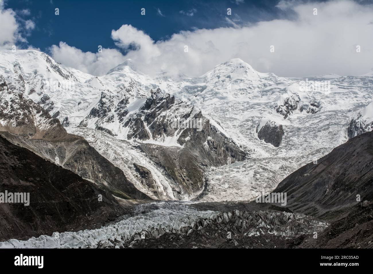 La natura selvaggia del ghiacciaio Rakhiot, che raggiunge un'altitudine di oltre 7000 metri, catena montuosa himalayana, Pakistan. Foto Stock