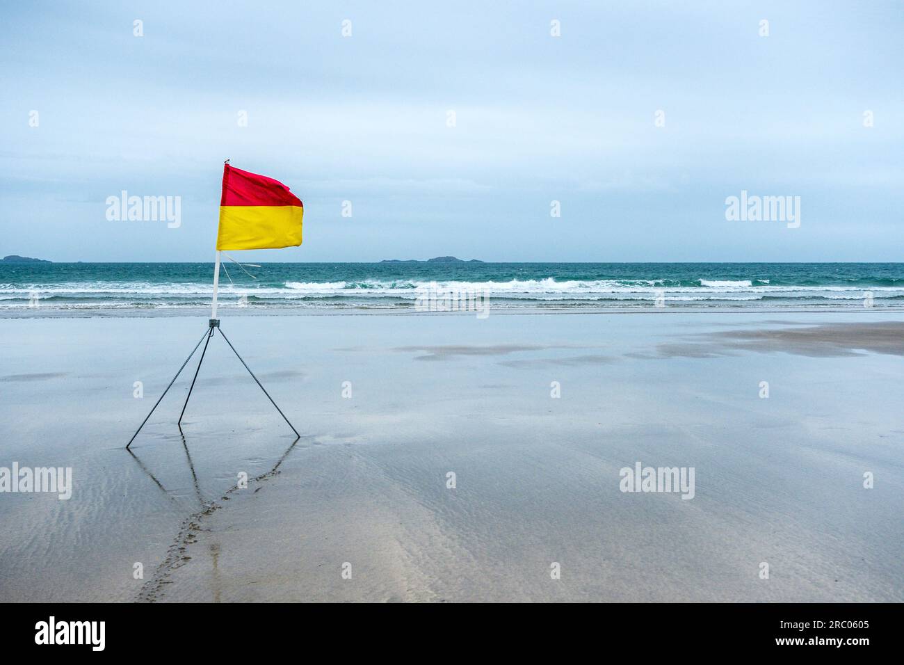 Bandiera del bagnino sulla spiaggia di Whitesands Bay nel Pembrokeshire, Galles Foto Stock