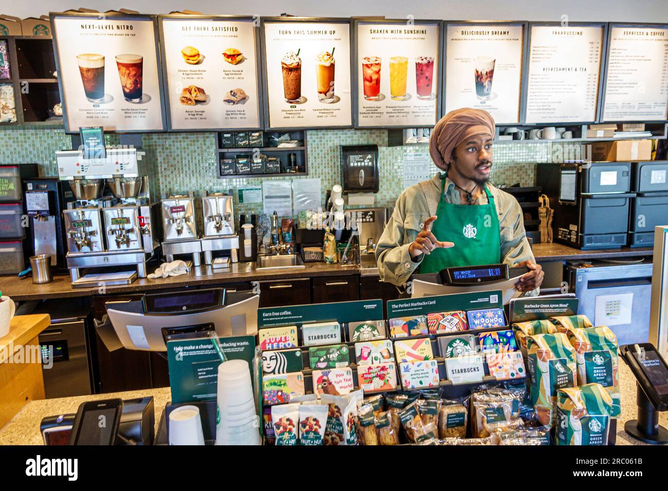 Alpharetta Atlanta Georgia, Starbucks Coffee, interni interni interni, bancone barista, uomo afro-americano nero, lavoratore al lavoro Foto Stock