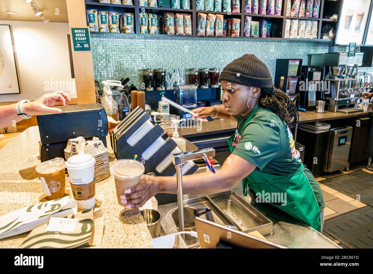 Alpharetta Atlanta Georgia, Starbucks Coffee, interni interni interni, bancone barista, donna afroamericana nera, lavoratrice Foto Stock