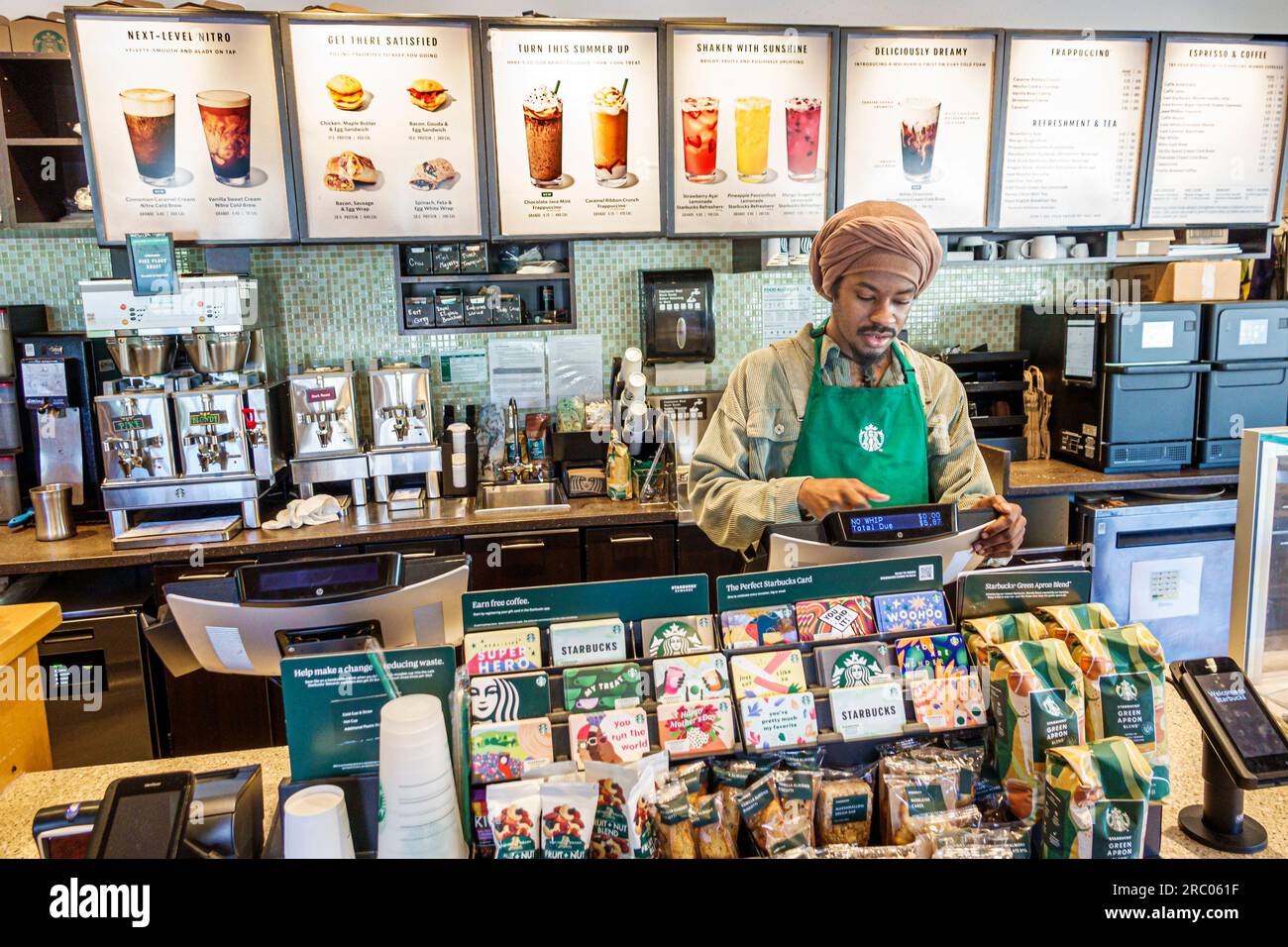 Alpharetta Atlanta Georgia, Starbucks Coffee, interni interni interni, bancone barista, uomo afro-americano nero, lavoratore al lavoro Foto Stock