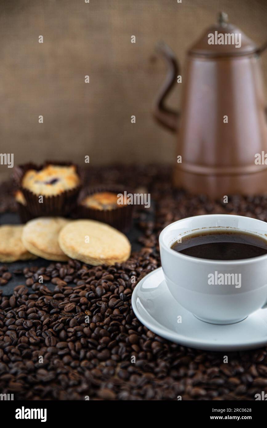 Caffè con chicchi di caffè e biscotti Foto Stock