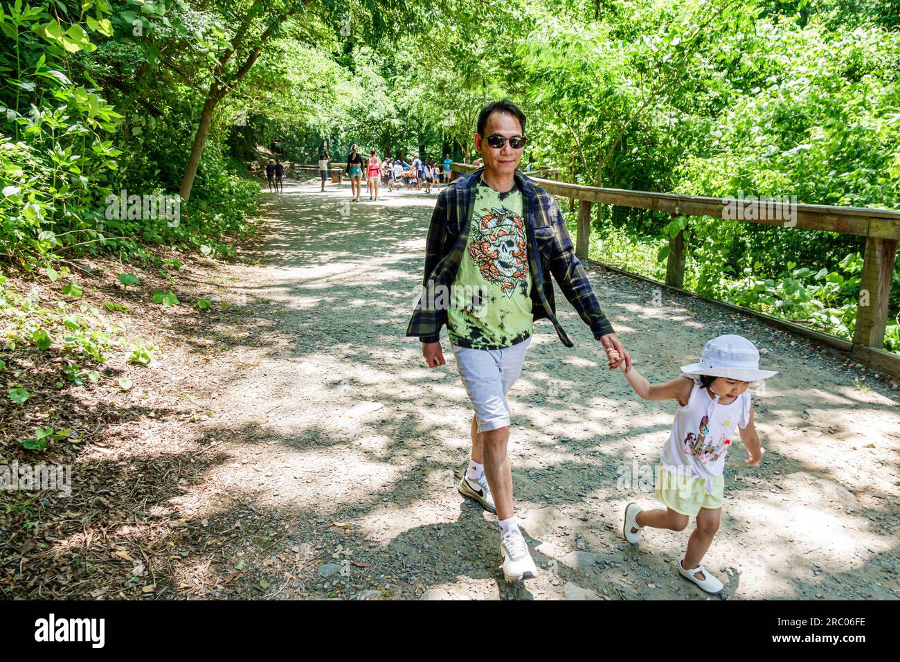 Roswell Atlanta Georgia, Vickery Creek Old Mill Park, sentieri escursionistici, padre e figlia asiatiche Foto Stock