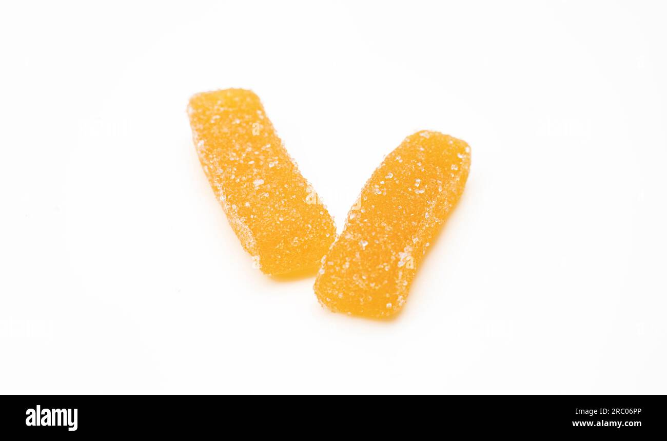 Due bastoncini gommosi arancioni cosparsi di zucchero isolati su sfondo bianco Foto Stock