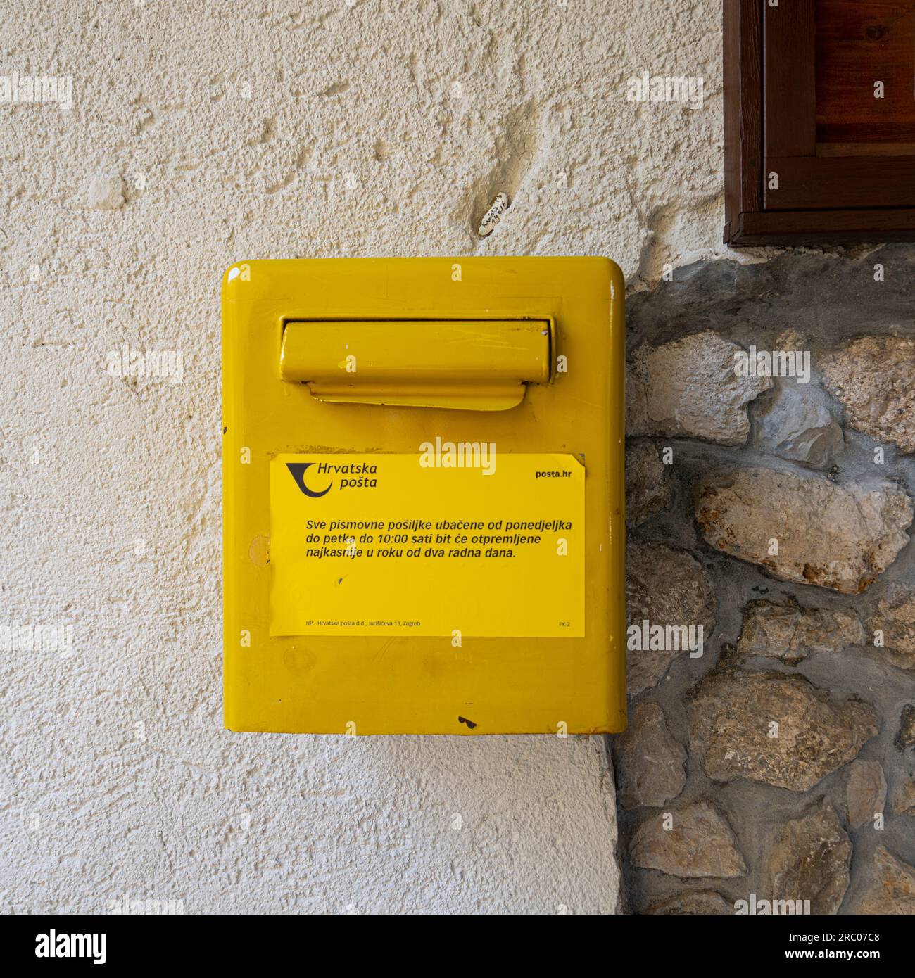 Moscenice, Croazia. 10 luglio 2023. La casella gialla dell'ufficio postale croato nel centro del villaggio Foto Stock