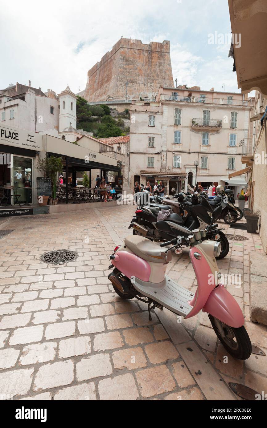 Bonifacio, Francia - 22 agosto 2018: Gli scooter sono parcheggiati su una strada nel centro storico. Foto stradale verticale Foto Stock