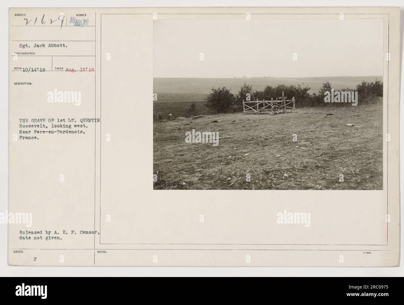 La fotografia mostra la tomba del primo tenente Quentin Roosevelt, guardando ad ovest. Fu scattata il 15 agosto 1918, vicino a Fere-en-Tardenois, in Francia. La fotografia è numerata 216 x 9 ed è stata scattata dal sergente Jack Abbott. È stato pubblicato dalla A.E.F. Censor, ma la data esatta di uscita è sconosciuta. Foto Stock