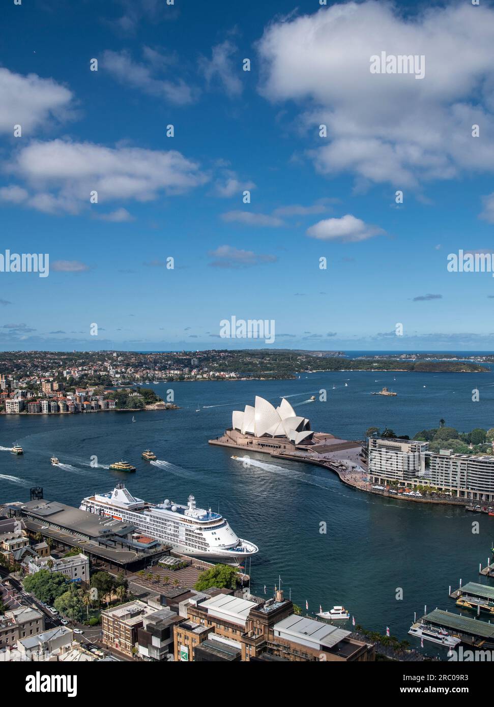 Vista aerea del porto di Sydney con Circular Quay, Opera House e nave da crociera in primo piano in Australia Foto Stock