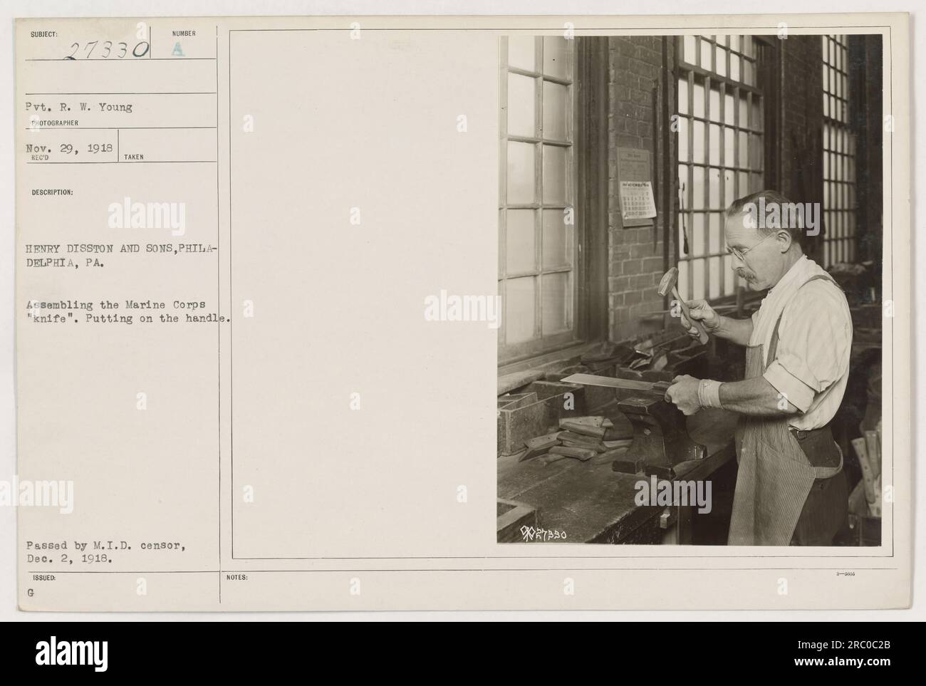 Soldati che assemblano coltelli dei Marine Corps a Henry Disston and Sons a Philadelphia, Pennsylvania. La foto è stata scattata il 29 novembre 1918 e ricevuta il 2 dicembre 1918. L'immagine è stata approvata dal censore M.I.D. Foto Stock