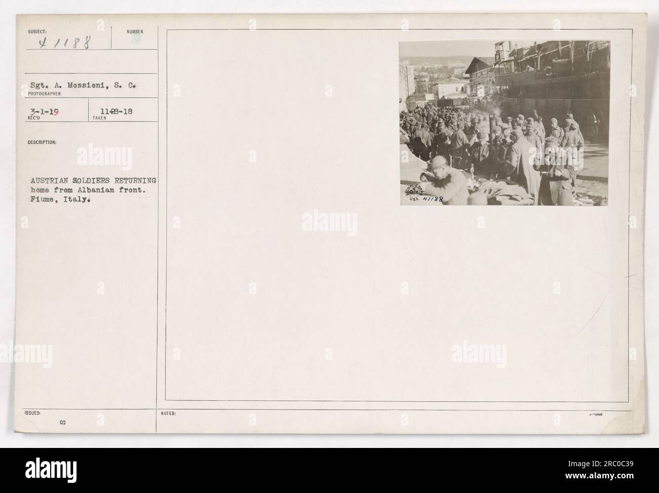 Il Sgt. A. mosse del corpo dei segnali scattò questa foto il 1 marzo 1919 a fiume, in Italia. L'immagine mostra i soldati austriaci che tornano a casa dal fronte albanese. Questa foto è etichettata con il numero di identificazione 00 118-18 e comprende la nota "255 41188". Foto Stock