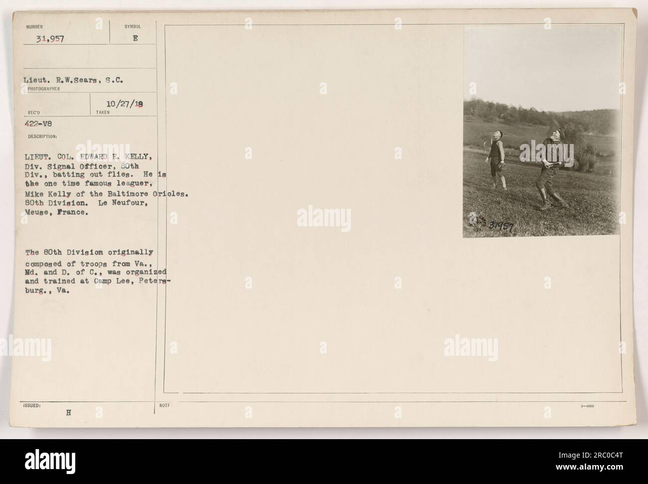 Il tenente colonnello Edward E. Kelly, Divisional Signal Officer della 80th Division, è visto battere le mosche a le Neufour a Meuse, in Francia. Ex giocatore dei Baltimore Orioles, Kelly era conosciuto come Mike Kelly. La 80th Division era inizialmente composta da truppe provenienti dalla Virginia, dal Maryland e da Washington D.C. È stato addestrato a Camp Lee a Petersburg, in Virginia. Foto Stock