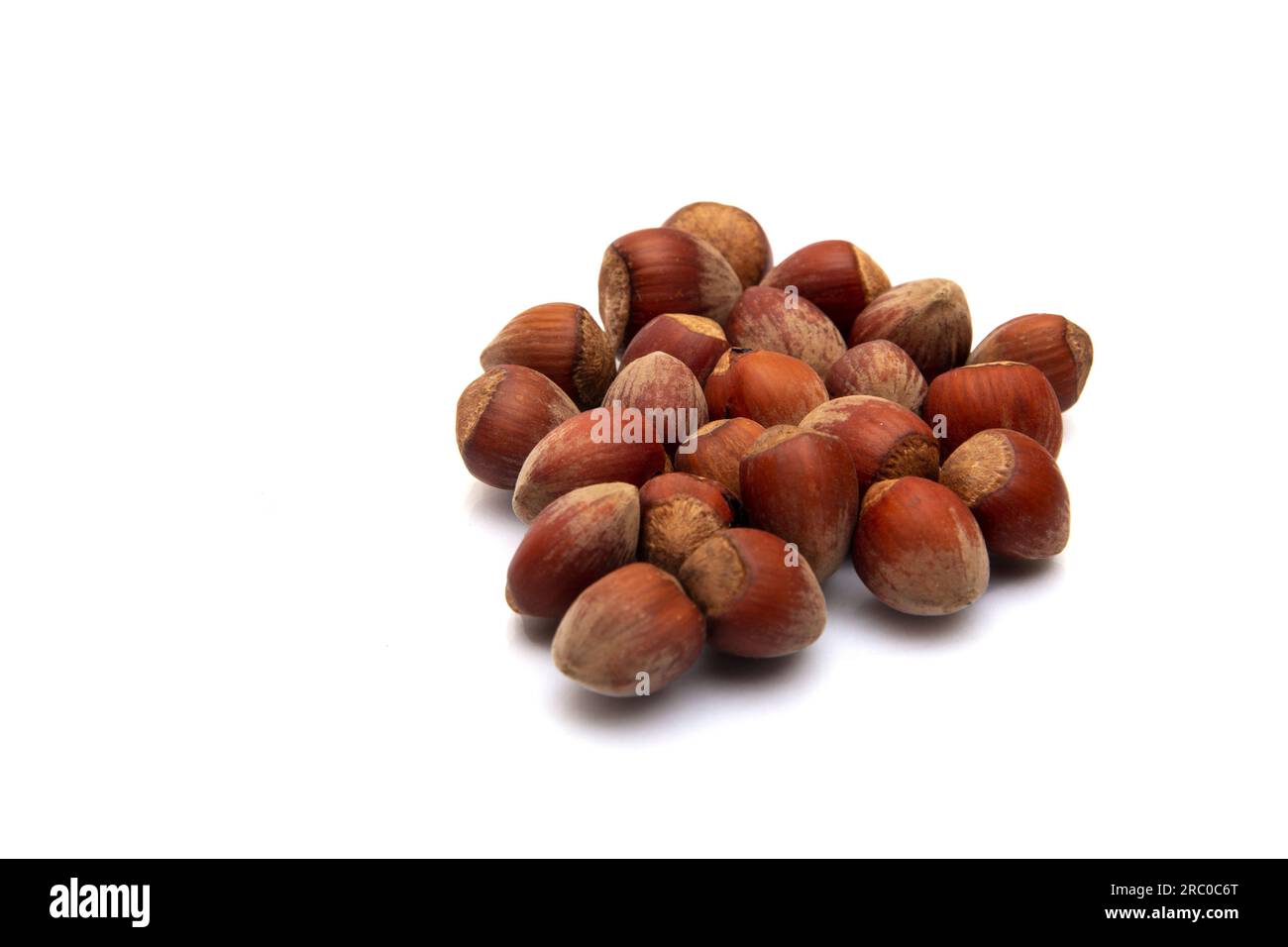 Mucchio di nocciole in primo piano su sfondo bianco Foto Stock