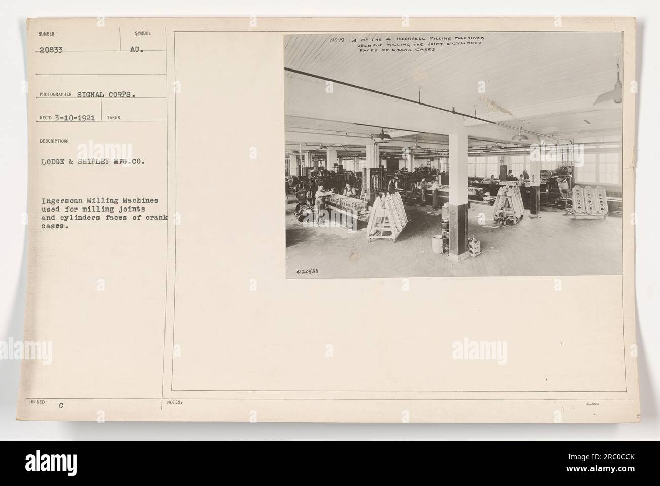 Una fotografia che mostra quattro fresatrici Lodge & Shipley C Ingersonn utilizzate per fresare i giunti e le superfici dei cilindri delle scatole delle manovelle. Questa foto è stata scattata da un fotografo del Signal Corps. La data di ricezione è il 10 marzo 1921. Una nota indica che tre delle quattro fresatrici Ingersoll sono state utilizzate a questo scopo. Foto Stock