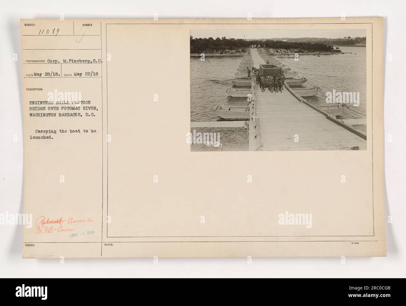 I soldati dell'Engineering Corps trasportano una barca da lanciare per la costruzione di un ponte sul fiume Potomac a Washington Barracks, D.C. La foto è stata scattata dalla Corp. M. Fineberg il 22 maggio 1918. Foto Stock