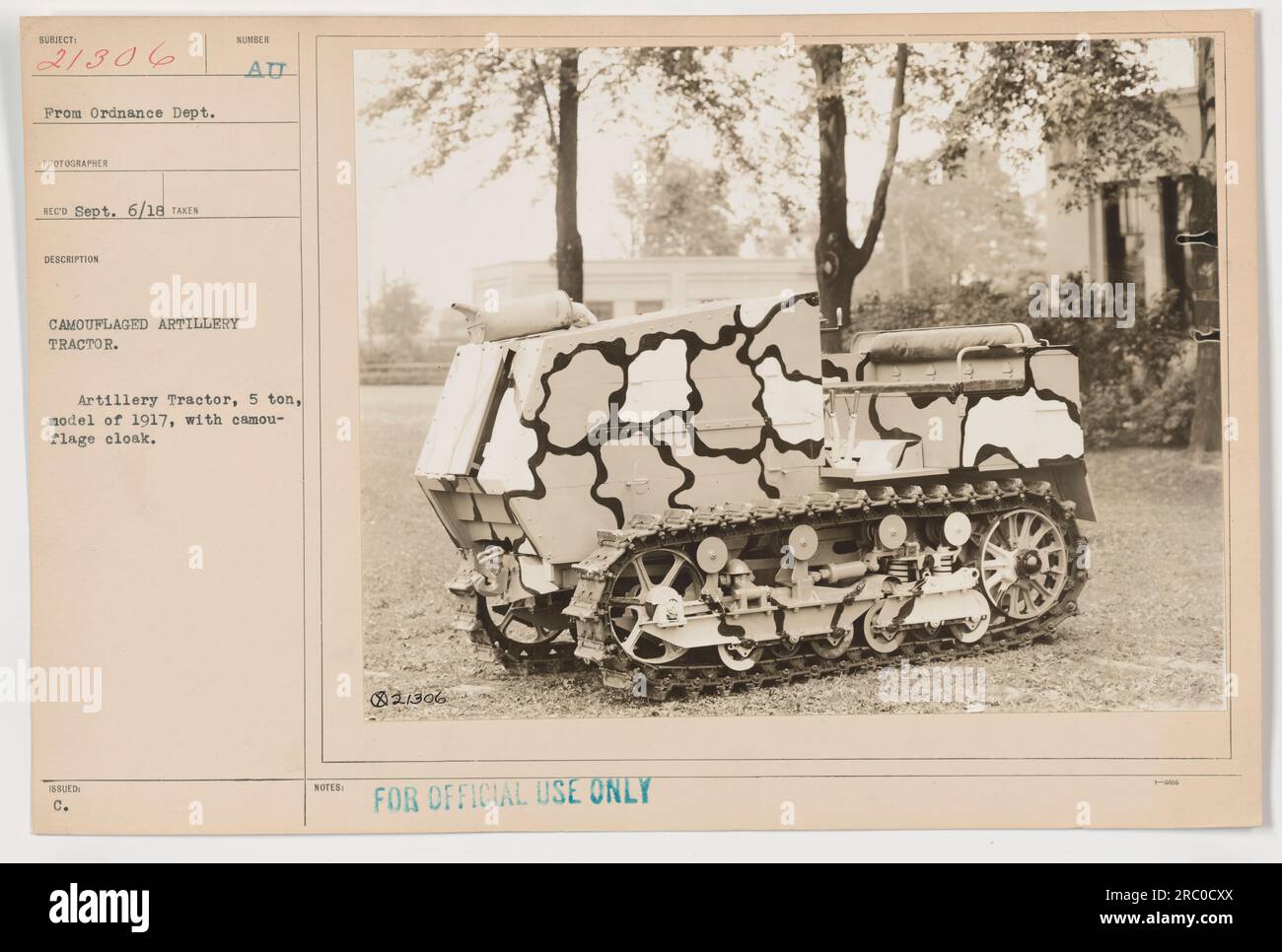 Qui è raffigurato un veicolo militare americano, il trattore d'artiglieria mimetico Sumber. Questo modello da 5 tonnellate del 1917 è dotato di un mantello camo. La fotografia è stata scattata da un fotografo del dipartimento Ordnance e ricevuta il 6 settembre 1918. È contrassegnato come "solo per uso ufficiale". Foto Stock