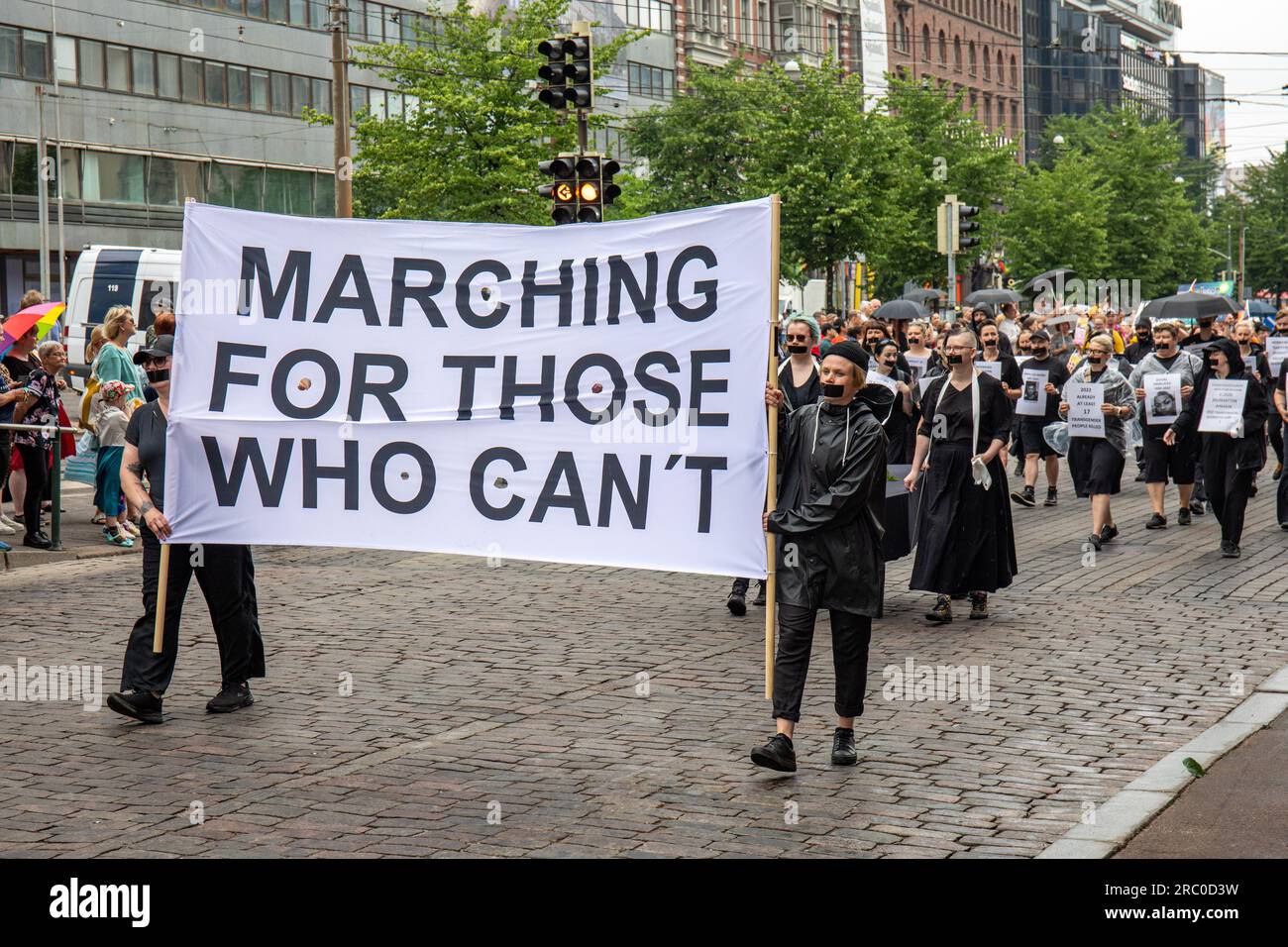 Marciare per chi non può Partecipanti che indossano nastro nero sulla bocca in onore di persone arrestate, torturate o uccise per essere omosessuali. Foto Stock