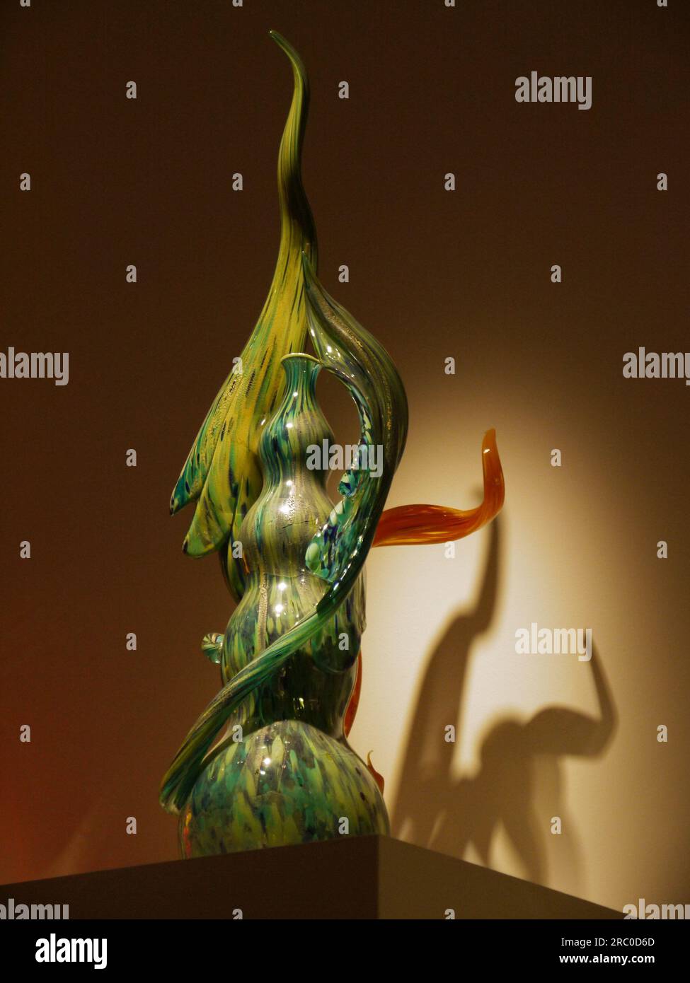 Silver Blue Venetian, 1990 - Dale Chihuly - esposto nella Shirley Sherwood Gallery come parte della mostra Reflections on Nature a Kew, 2019 Foto Stock