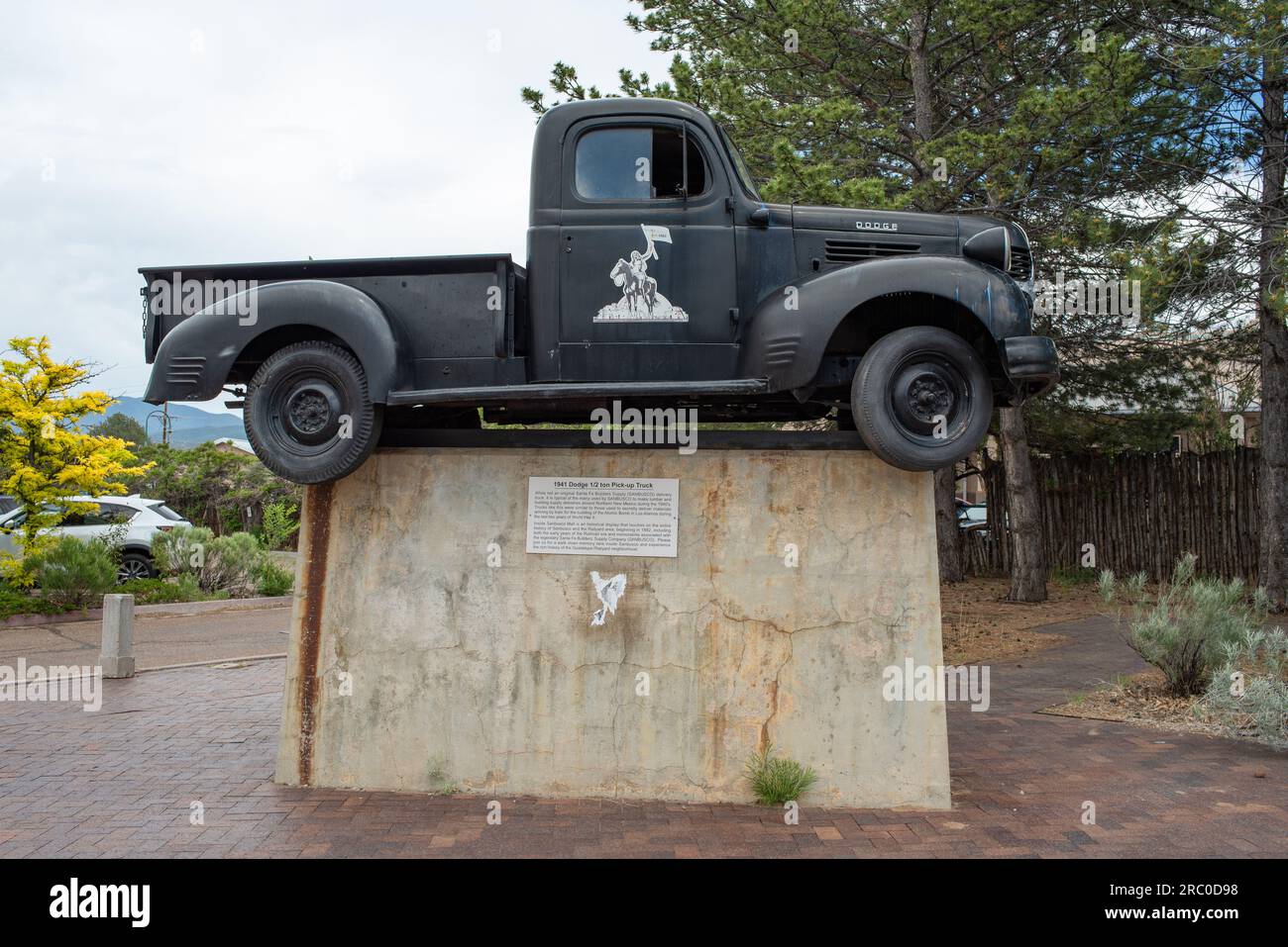 1941 Dodge pick-up da 1/2 tonnellate su un grande piedistallo nel Railyard District, che rappresenta il tipico camion utilizzato da Sanbusco, Santa Fe, New Mexico. Foto Stock